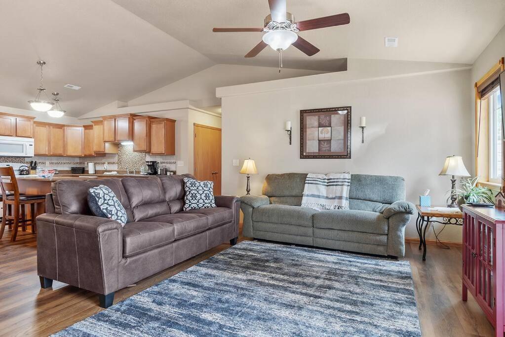 فيلا Convenient Townhouse - Near Airport مدينة رابيد المظهر الخارجي الصورة