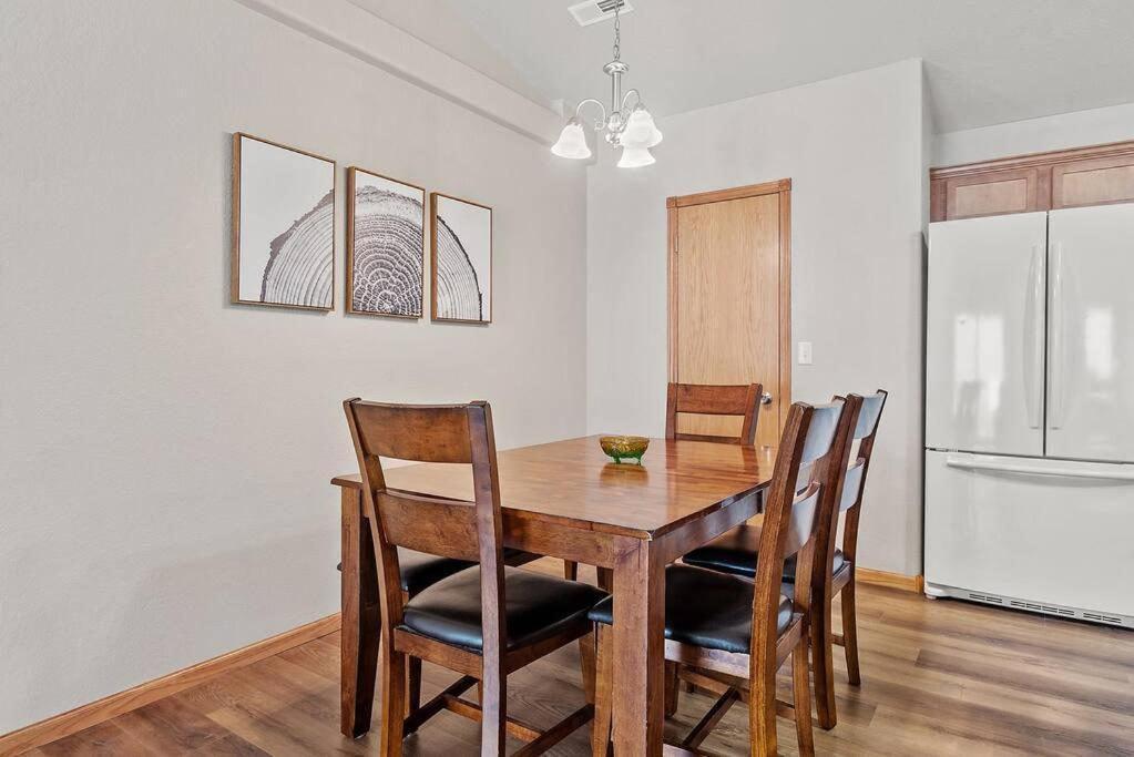 فيلا Convenient Townhouse - Near Airport مدينة رابيد المظهر الخارجي الصورة